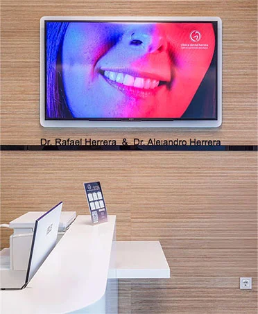 Recepción de Clínica Dental Herrera en Calle Carrera de las Angustias 13 y 5, Torre del Mar